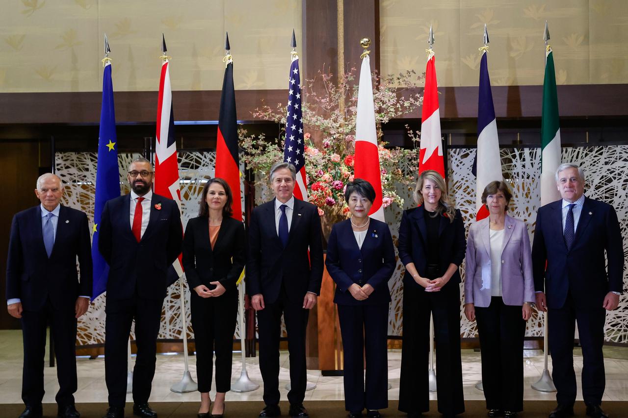 Tokio: Josep Borrell (l-r), James Cleverly, Annalena Baerbock, Antony Blinken, Yoko Kamikawa, Melanie Joly, Catherine Colonna und Antonio Tajani posieren für ein Familienfoto während des G7-Außenministertreffens.