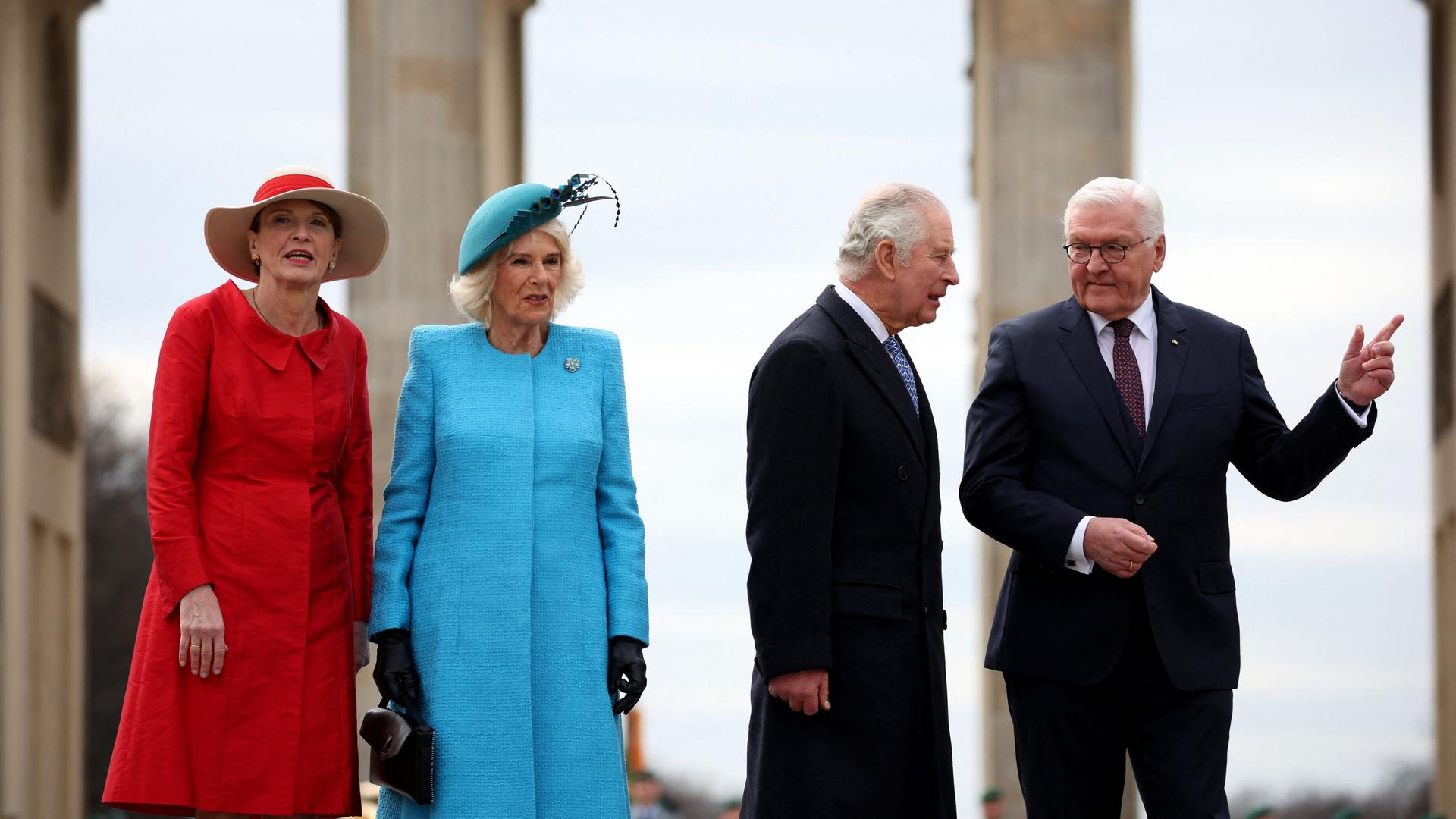 Bundespräsident Steinmeier und seine Frau begrüßen König Charles III. und seine Gemahlin Camilla am Brandenburger Tor. Bundespräsident Steinmeier und seine Frau begrüßen König Charles III. und seine Gemahlin Camilla am Brandenburger Tor.