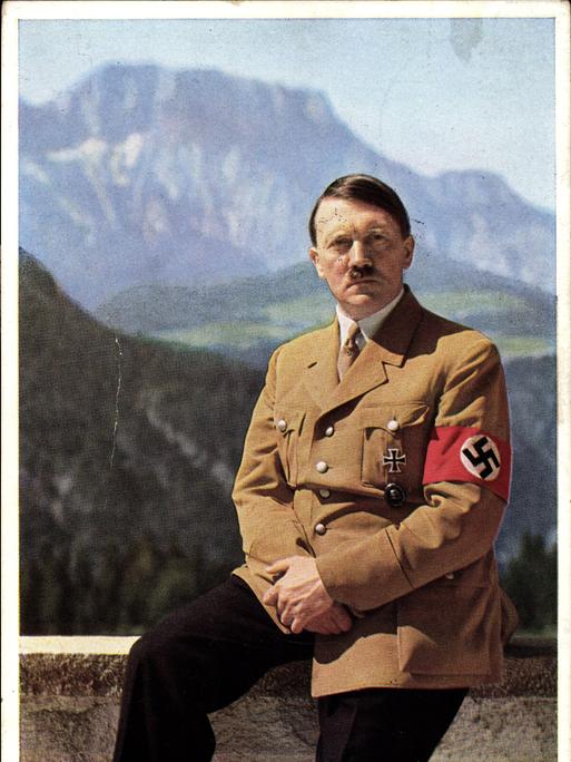 Porträt Adolf Hitler vor dem Bergpanorama am Obersalzberg. Porträt Adolf Hitler vor dem Bergpanorama am Obersalzberg.