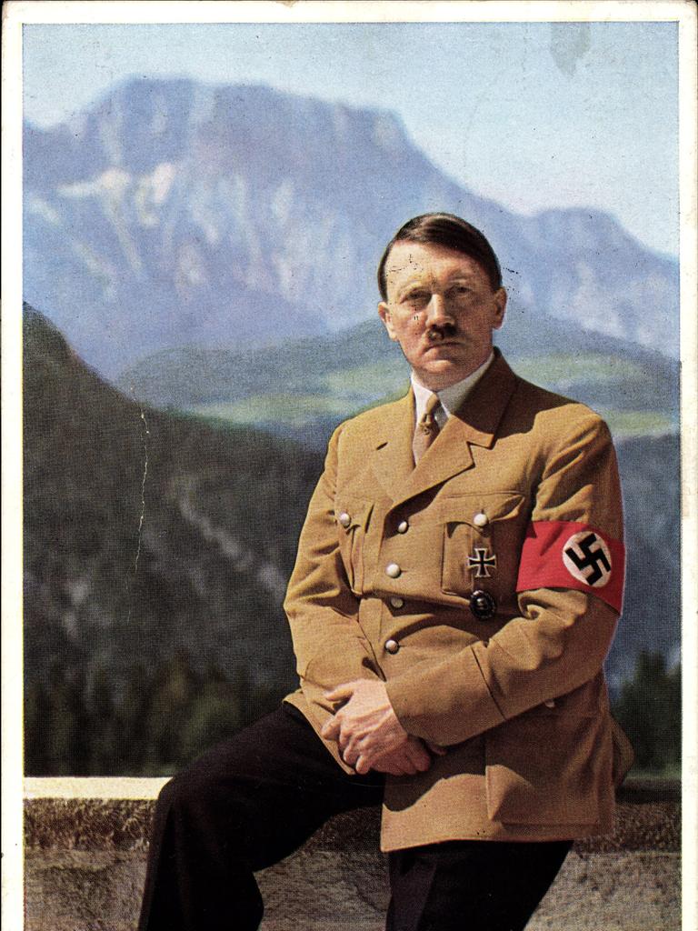 Porträt Adolf Hitler vor dem Bergpanorama am Obersalzberg.