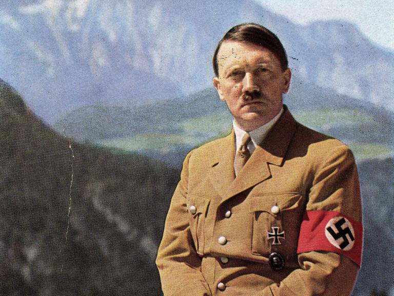 Porträt Adolf Hitler vor dem Bergpanorama am Obersalzberg. Porträt Adolf Hitler vor dem Bergpanorama am Obersalzberg.