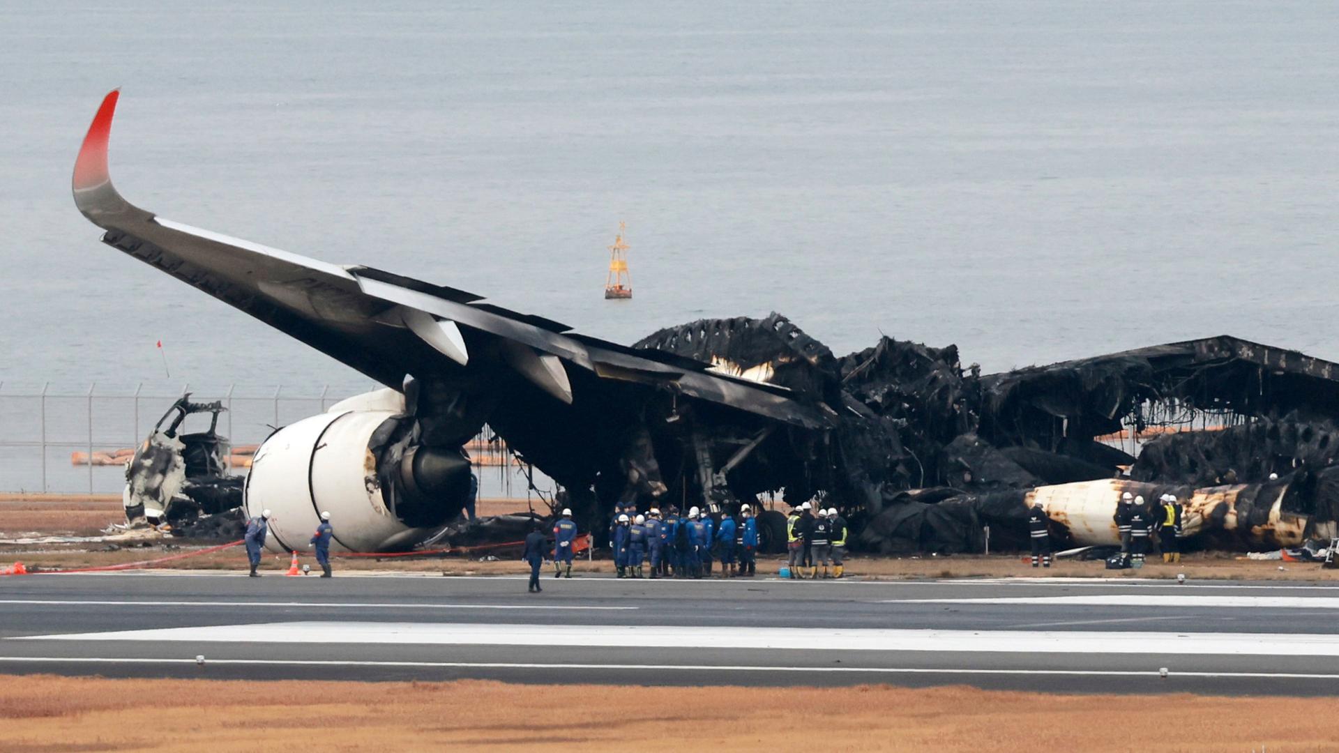 Das ausgebrannte Flugzeugwrack auf dem Flughafen in Tokyo. 