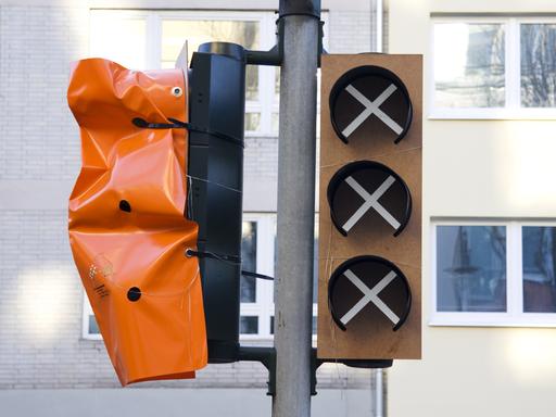 Zwei Ampeln an einer Baustelle wurden außer Funktion gesetzt, eine mit Holz und Klebeband, eine mit einer Plastiktüte. 