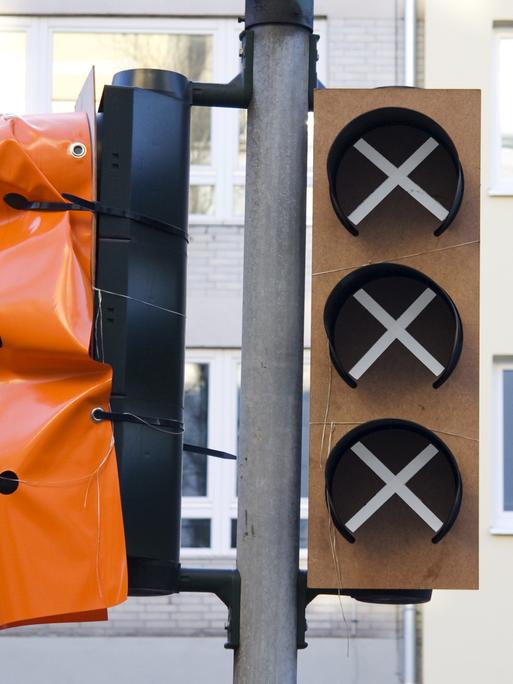 Zwei Ampeln an einer Baustelle wurden außer Funktion gesetzt, eine mit Holz und Klebeband, eine mit einer Plastiktüte. 
