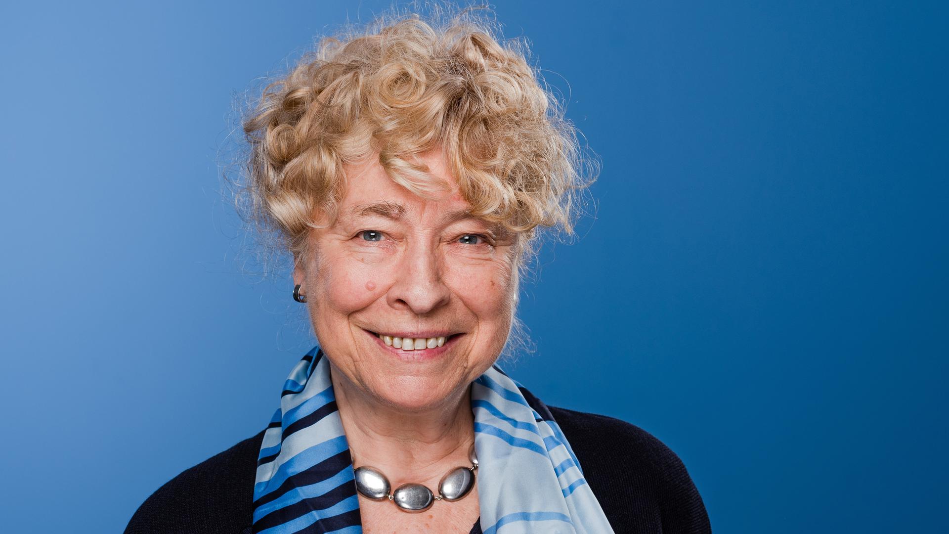 Die Politikwissenschaftlerin Gesine Schwan lächelt während einer TV-Talkshow in die Kamera. 
