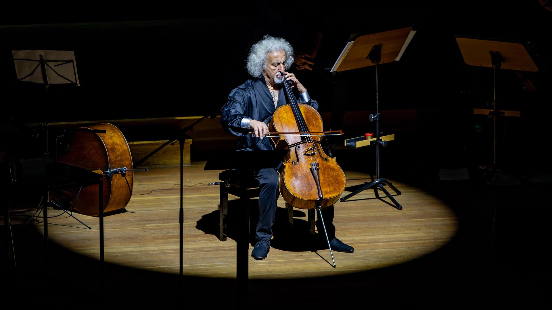 Der Cellist Mischa Maisky spielt auf der Bühne der Laeiszhalle. Der Cellist Mischa Maisky spielt auf der Bühne der Laeiszhalle.