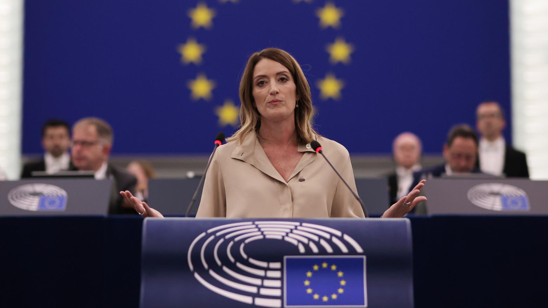 Straßburg: Roberta Metsola, amtierende Parlamentspräsidentin, gibt während der Plenarsitzung des Europäischen Parlaments ein Statement. 