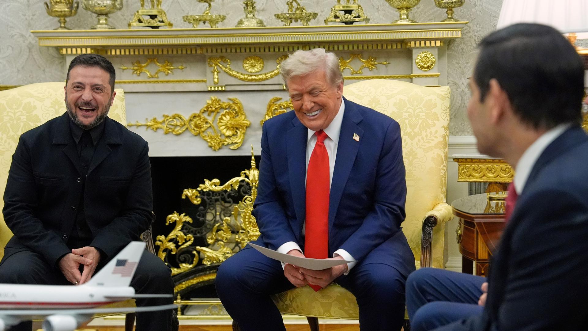 Donald Trump und Wolodymyr Selenskyj sitzen nebeneinander im Oval Office und lachen