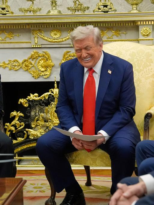 Donald Trump und Wolodymyr Selenskyj sitzen nebeneinander im Oval Office und lachen