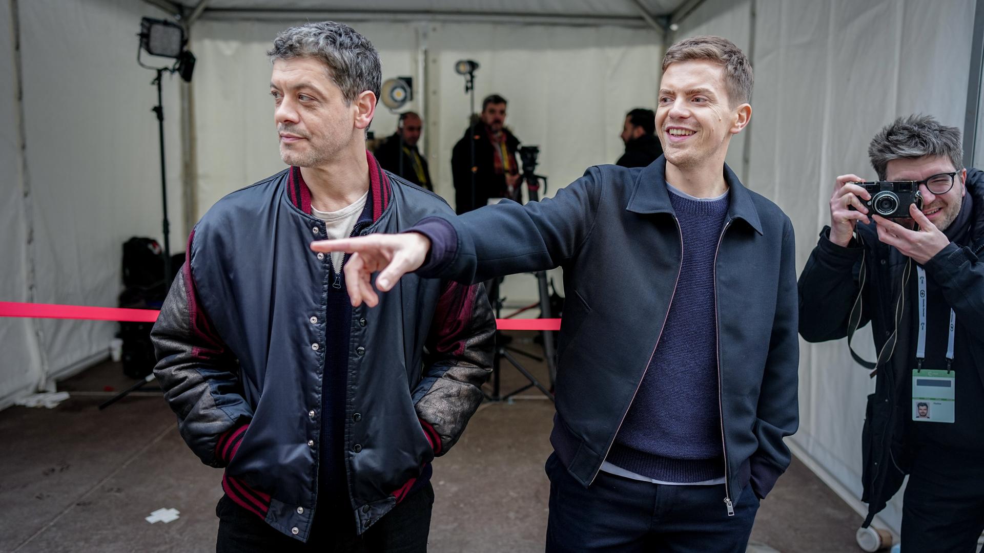 Carlo Ljubek (l) und Ferdinand Hofer bei Dreharbeiten für den neuen München-"Tatort", der während der 62. Münchner Sicherheitskonferenz (MSC) gedreht wird.