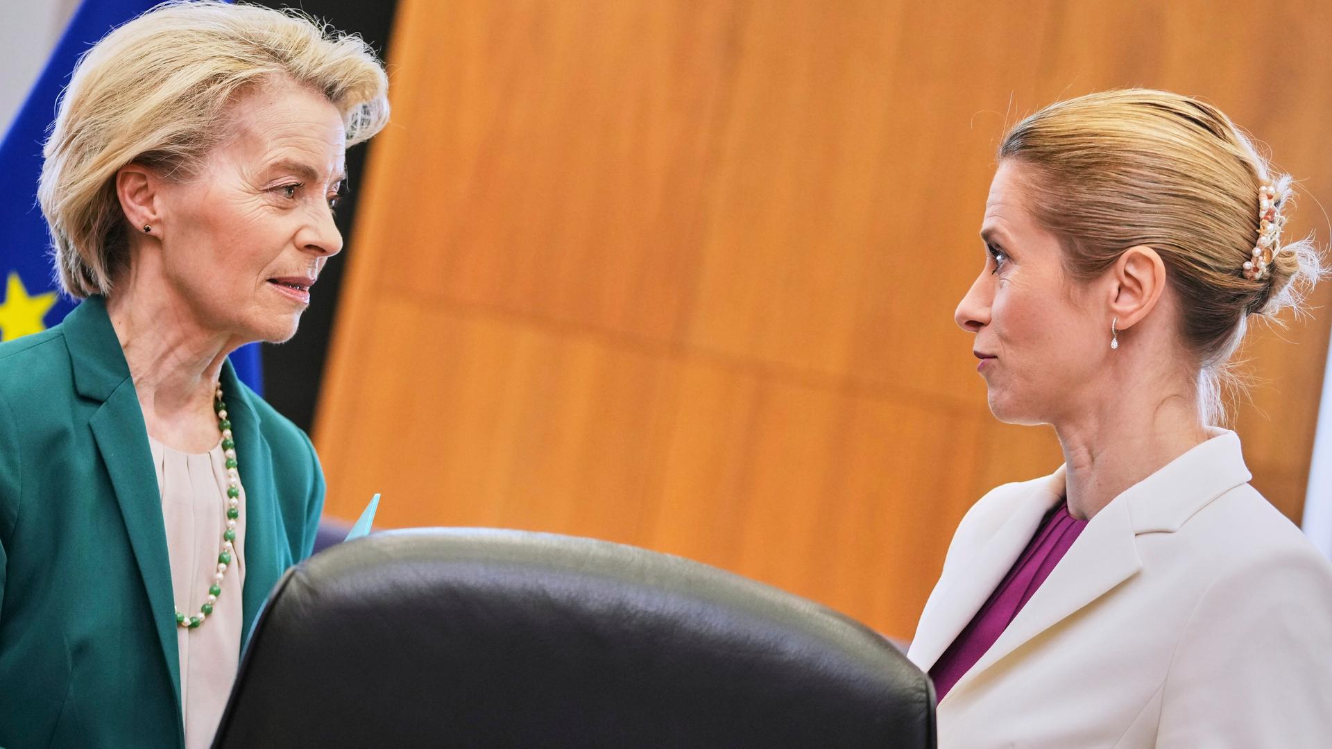 EU-Kommissionspräsidentin Ursula von der Leyen spricht mit der EU-Außenbeauftragten Kaja Kallas.