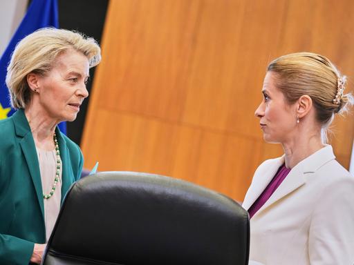 EU-Kommissionspräsidentin Ursula von der Leyen spricht mit der EU-Außenbeauftragten Kaja Kallas.