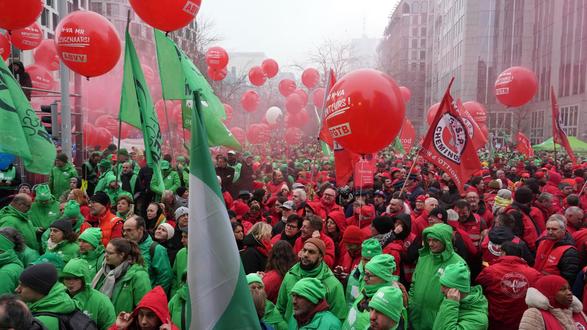 Brüssel: Gewerkschaftsmitglieder und andere Personen halten Transparente und Luftballons während einer landesweiten Demonstration gegen die Ausgabenkürzungen des Bundes in Brüssel.