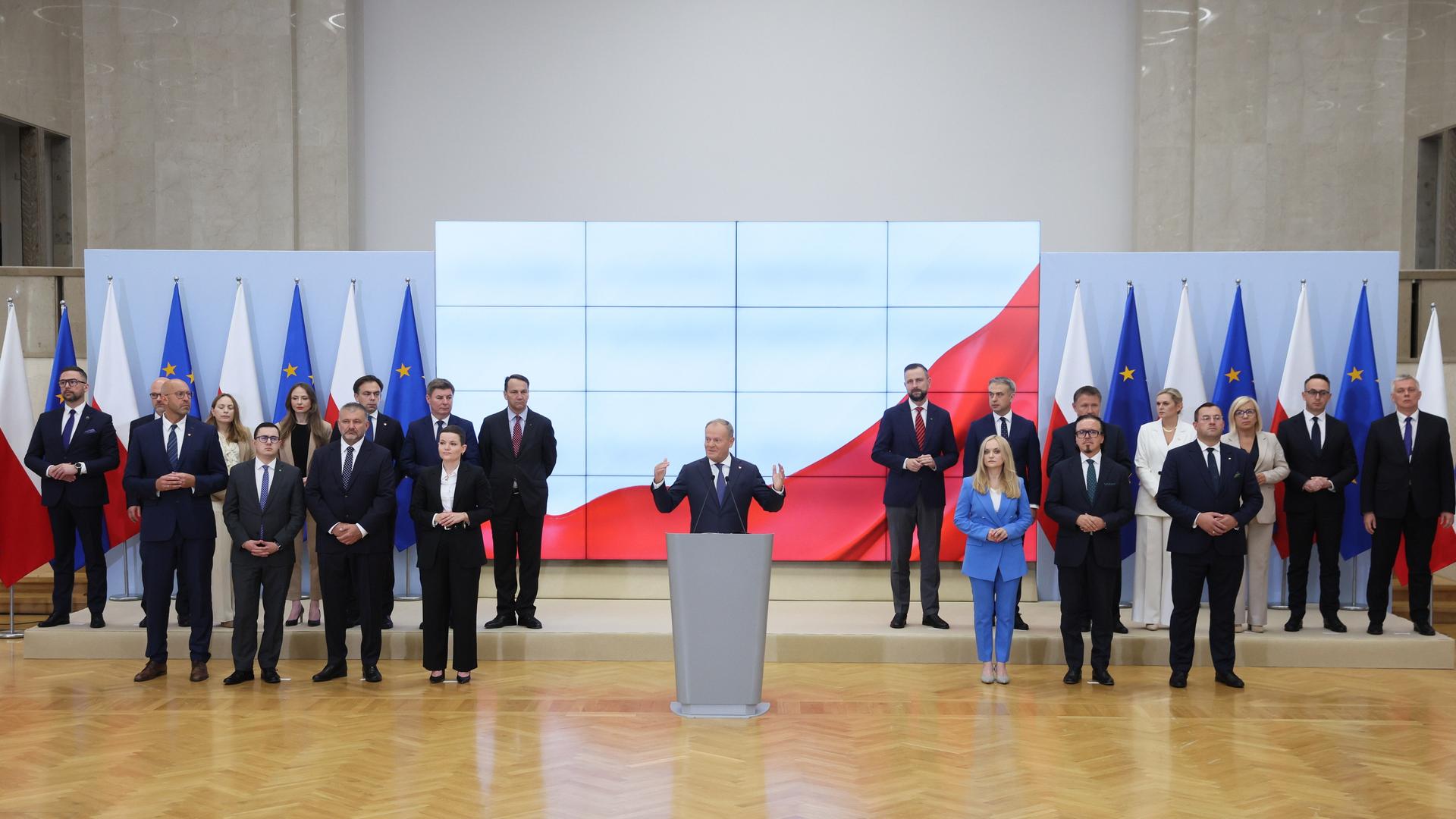 Warschau: Donald Tusk und die neuen Ministerinnen und Minister.