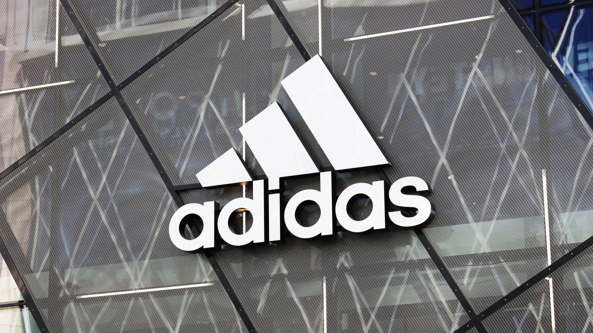 Das Adidas-Logo auf einem Gebäude