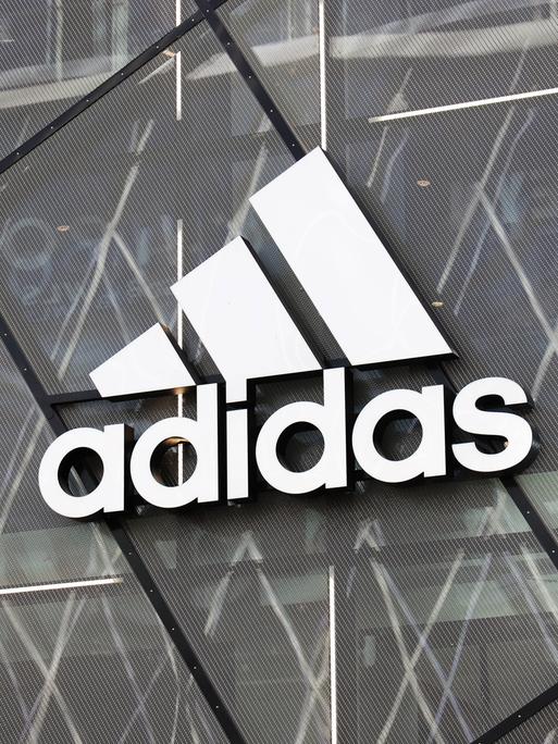 Das Adidas-Logo auf einem Gebäude