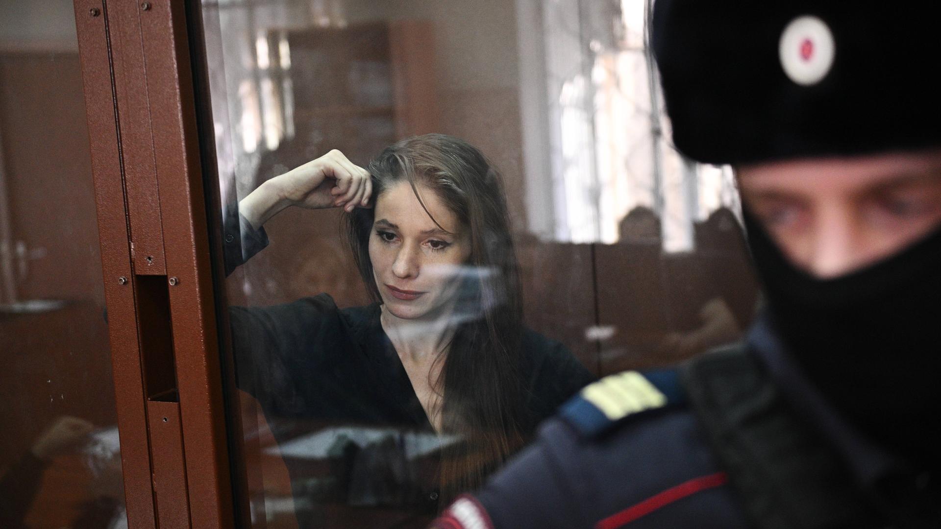 Die russische Journalistin Antonina Favorskaya wartet während einer Anhörung als Angeklagte in einem Glaskäfig am Basmanny-Bezirksgericht in Moskau, Russland.