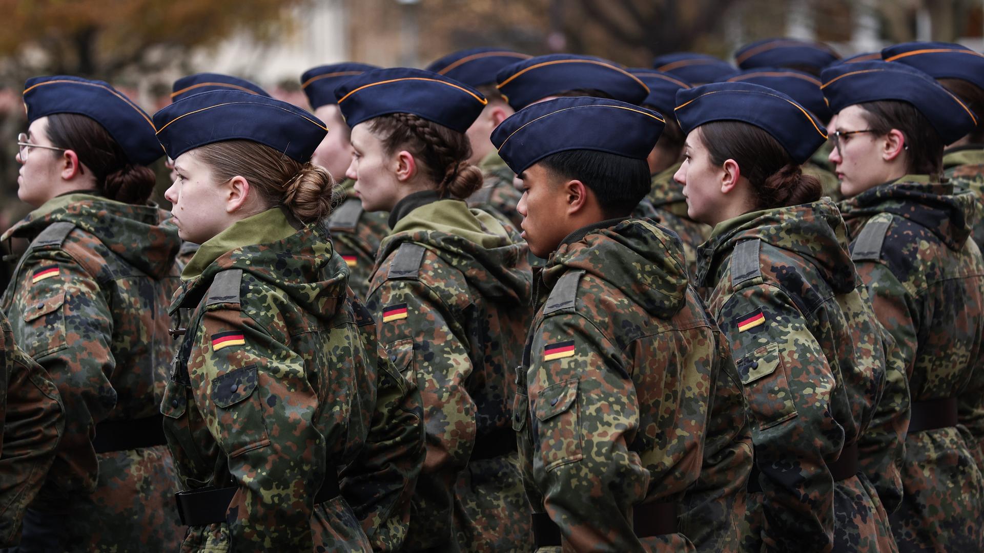 Soldaten stehen in Formation während der Veranstaltung zum 70. Gründungstag der Bundeswehr am 19.11.2025 Soldaten stehen in Formation während der Veranstaltung zum 70. Gründungstag der Bundeswehr am 19.11.2025