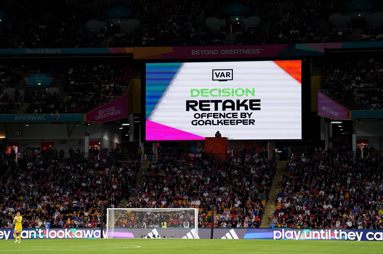 "Strafstoß wird wiederholt, Vergehen der Torhüterin" - steht in englischer Sprache auf einer Anzeigetafel bei der WM 2023 der Frauen.