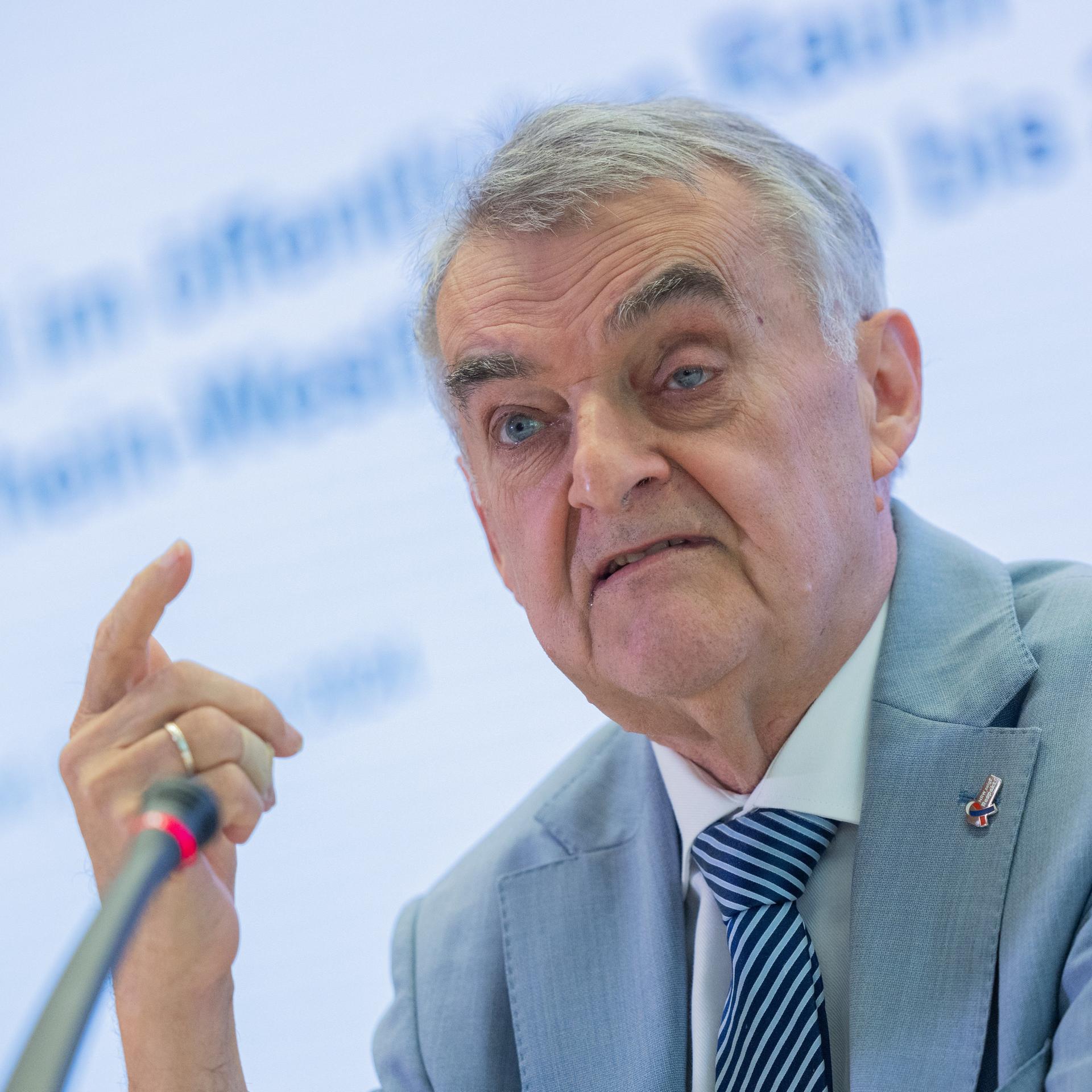 Herbert Reul (CDU), Innenminister von Nordrhein-Westfalen, präsentiert das Maßnahmenkonzept gegen Messergewalt am 28. August.