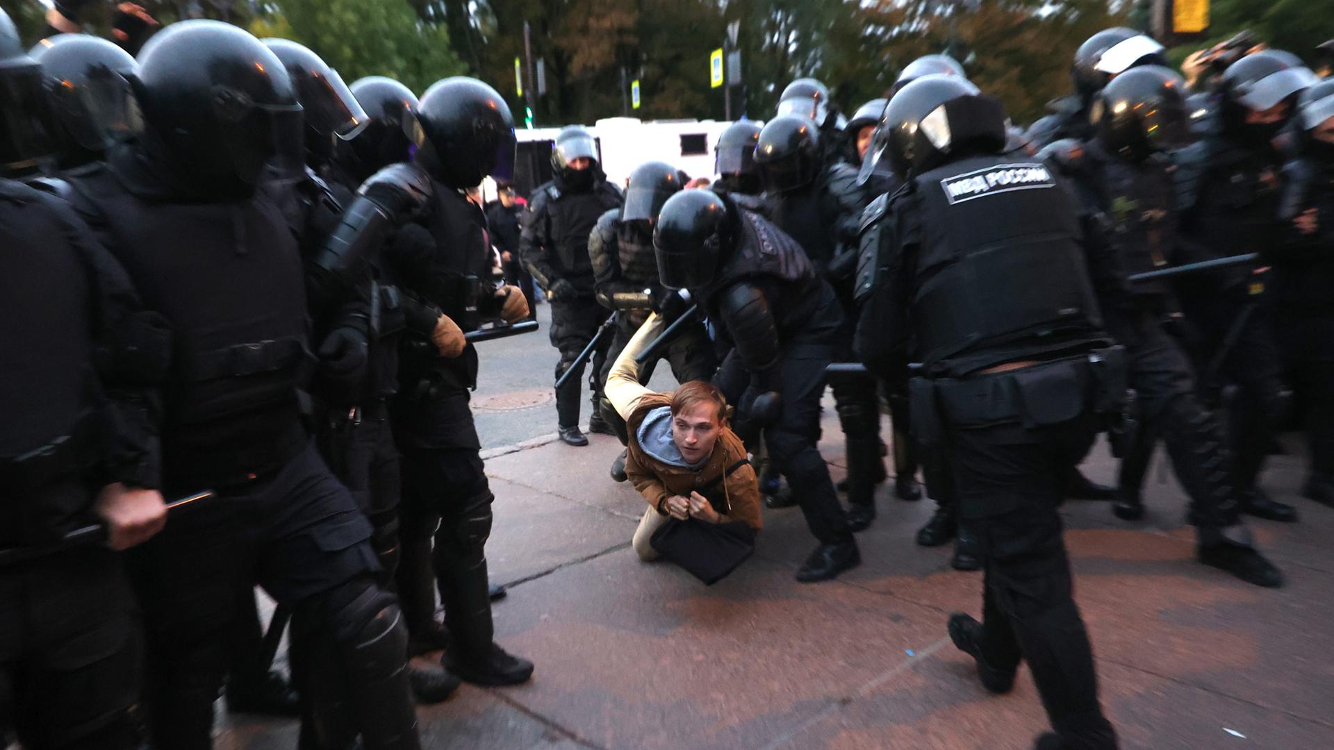 Polizisten gehen in Russland gegen einen nicht genehmigten Protest gegen die Teilmobilmachung vor