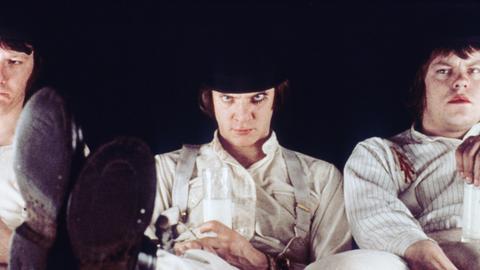The Droogs - die Gang in "A Clockwork Orange" trägt stets weiße Kleidung und schwarze Melonen