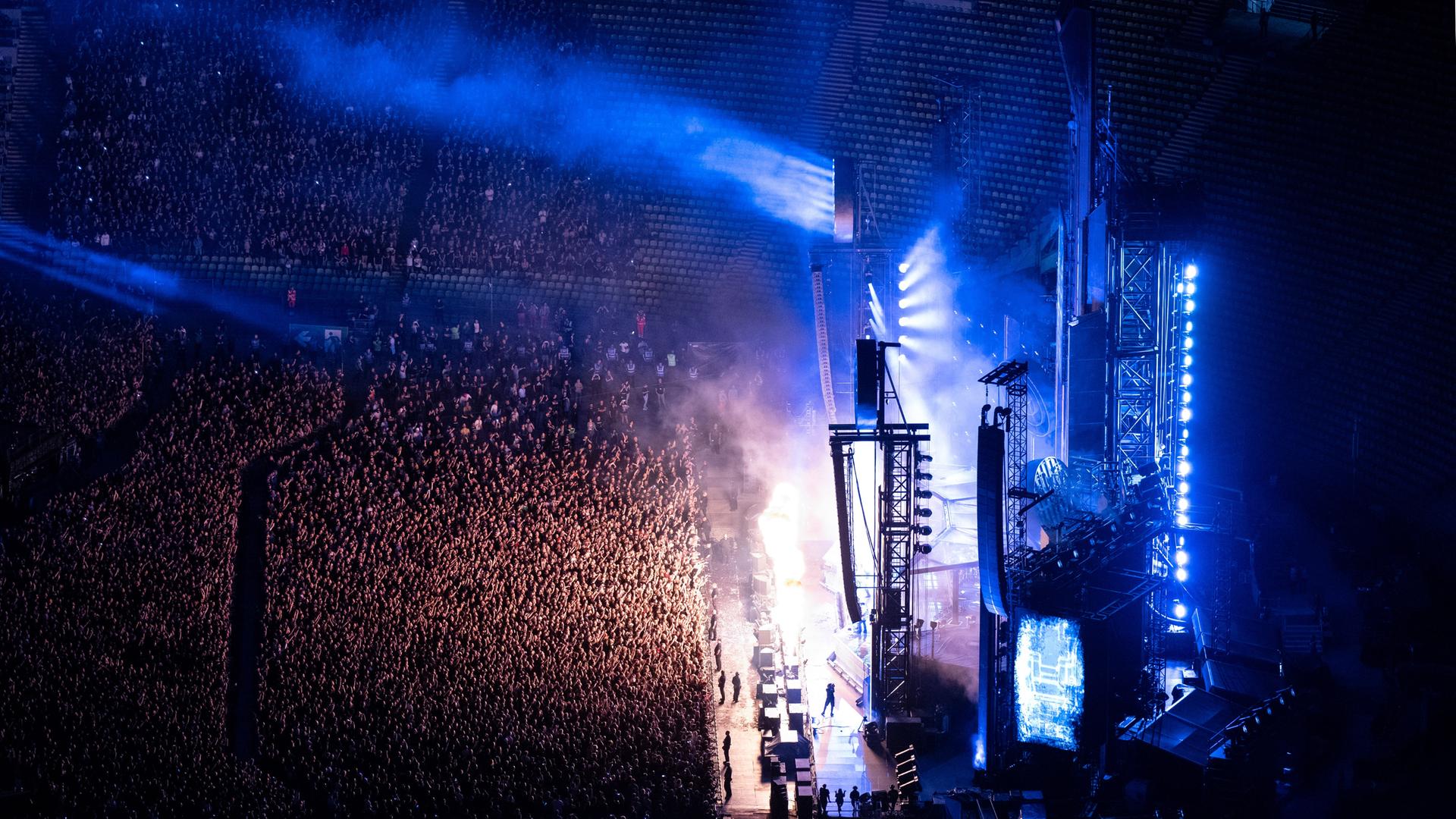 Tausende Zuschauer verfolgen das Konzert der Band Rammstein im Olympiastadion in München. 