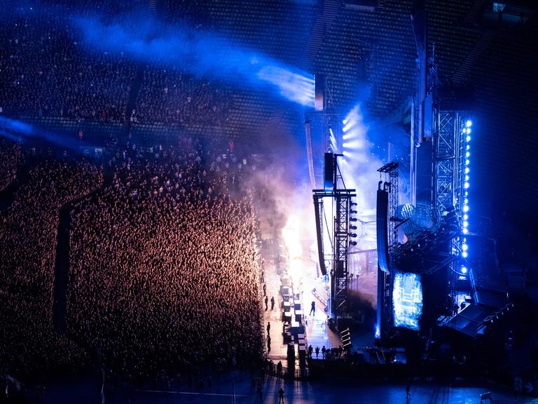 Tausende Zuschauer verfolgen das Konzert der Band Rammstein im Olympiastadion in München. 