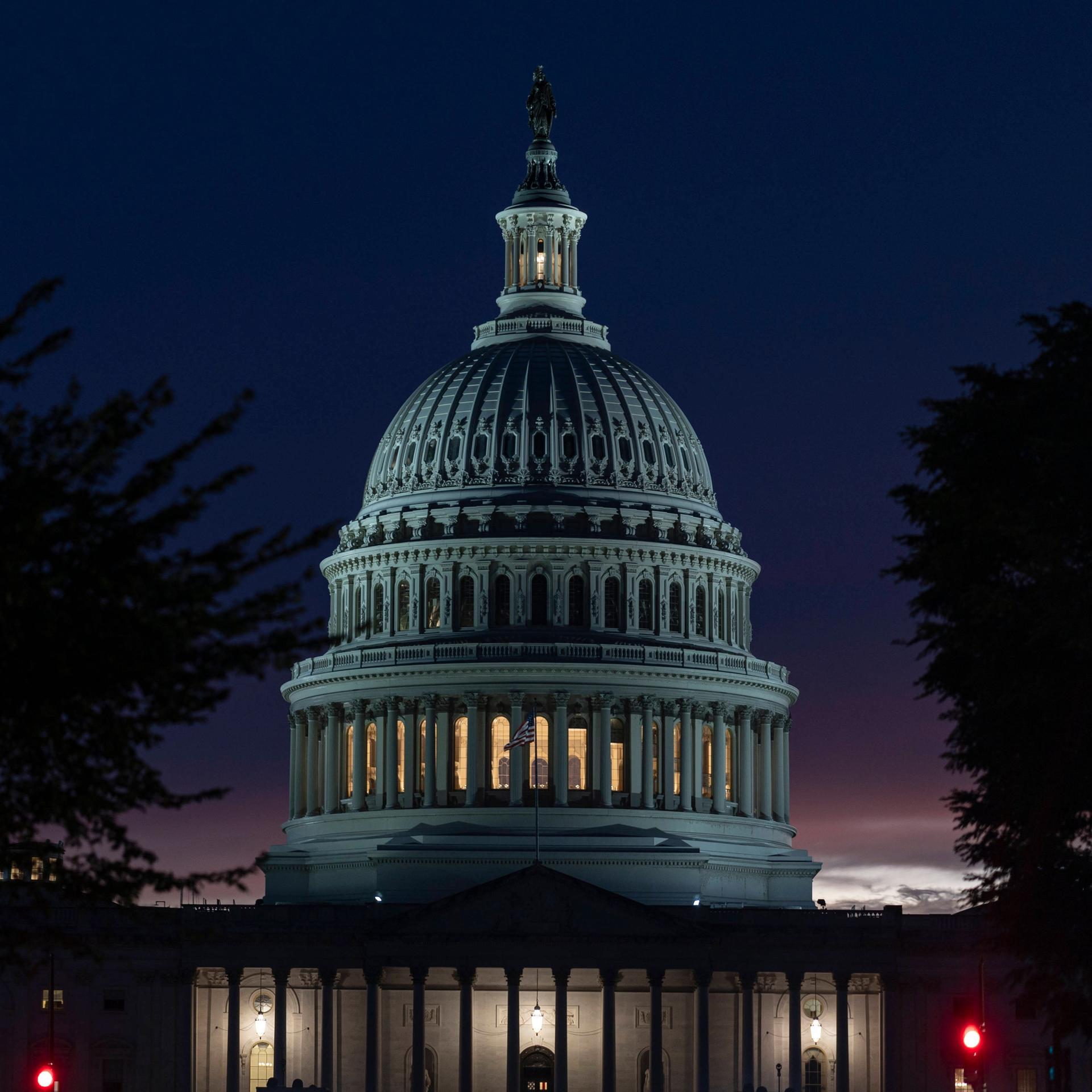 Der US-Kongress hell erleuchtet bei Nacht 