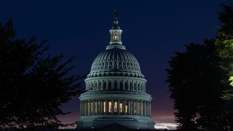 Der US-Kongress hell erleuchtet bei Nacht 