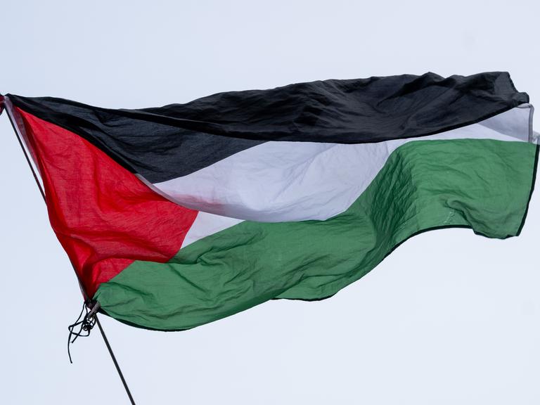 Die Flagge von Palästina weht im Wind.
