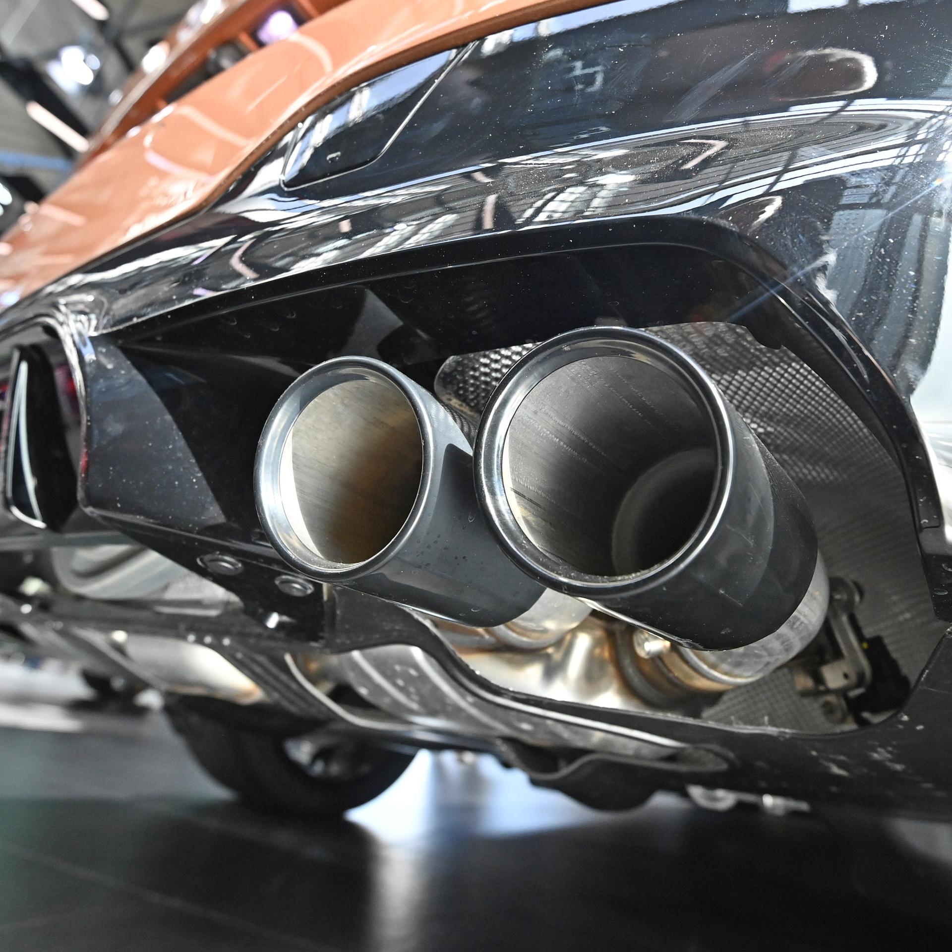 Auspuffanlage Verbrenner Auto silbern glänzend