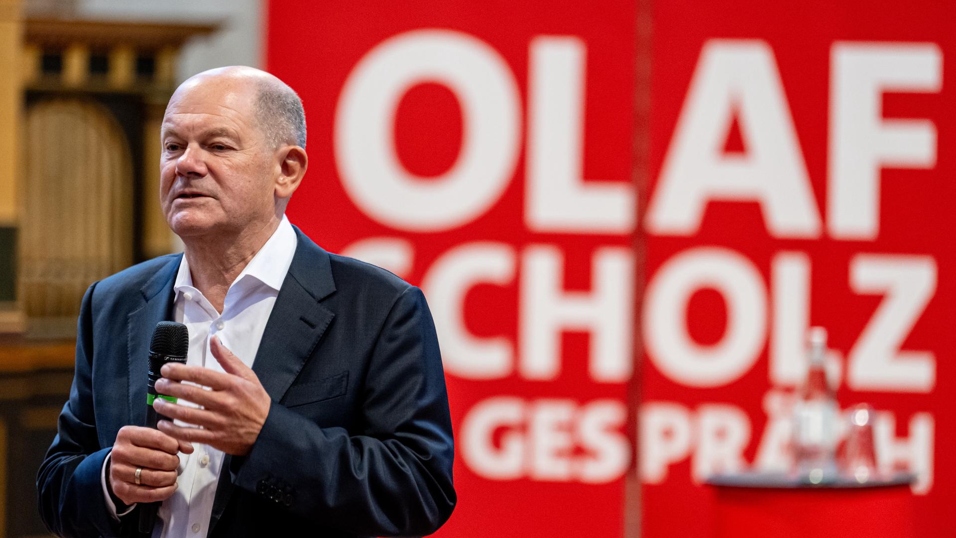 Bundeskanzler Olaf Scholz (SPD) nimmt auf seiner Sommerreise im brandeburgischen Prenzlau an einem Bürgerdialog teil. 