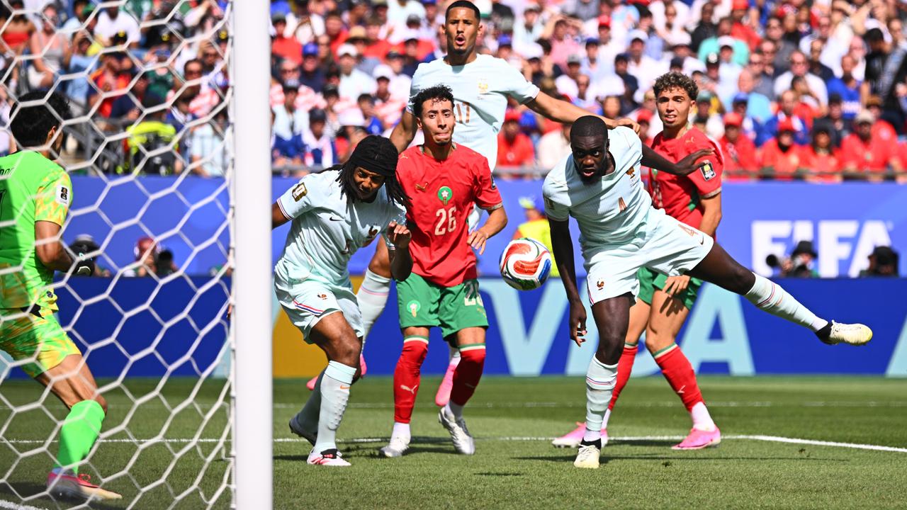 Dayot Upamecano (Frankreich, r) kommt zum Kopfball. 