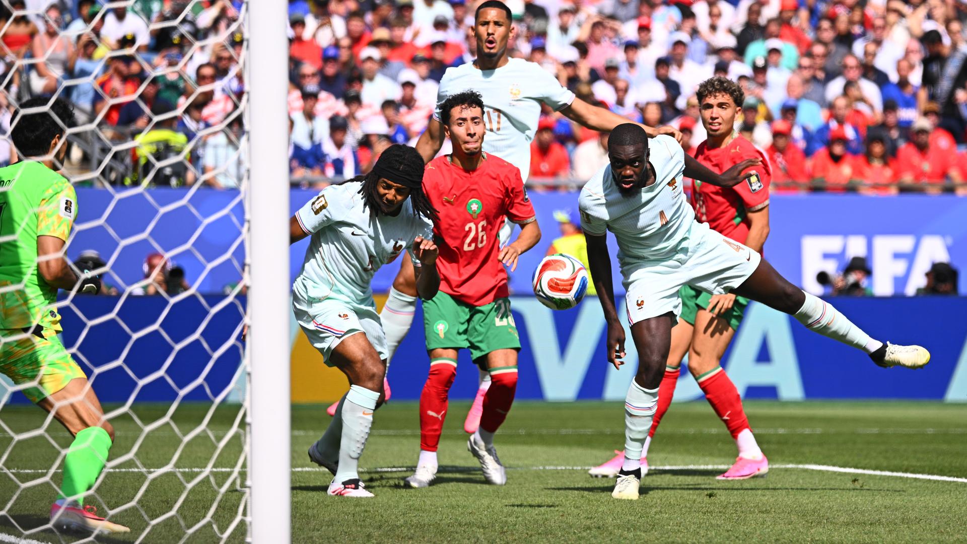Dayot Upamecano (Frankreich, r) kommt zum Kopfball. 