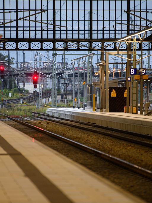 Rote Signale leuchten zwischen den Gleisen im Hauptbahnhof. Streik bei der Deutschen Bahn 2021