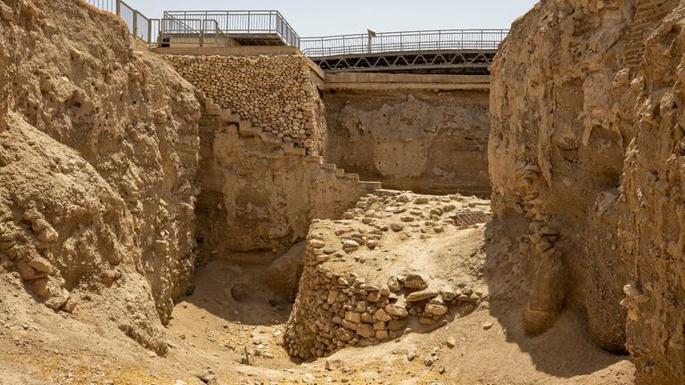 Das Foto zeigt einen Turm in einem Graben der archäologischen Grabungstätte des alten Jericho, Tell es-Sultan.
