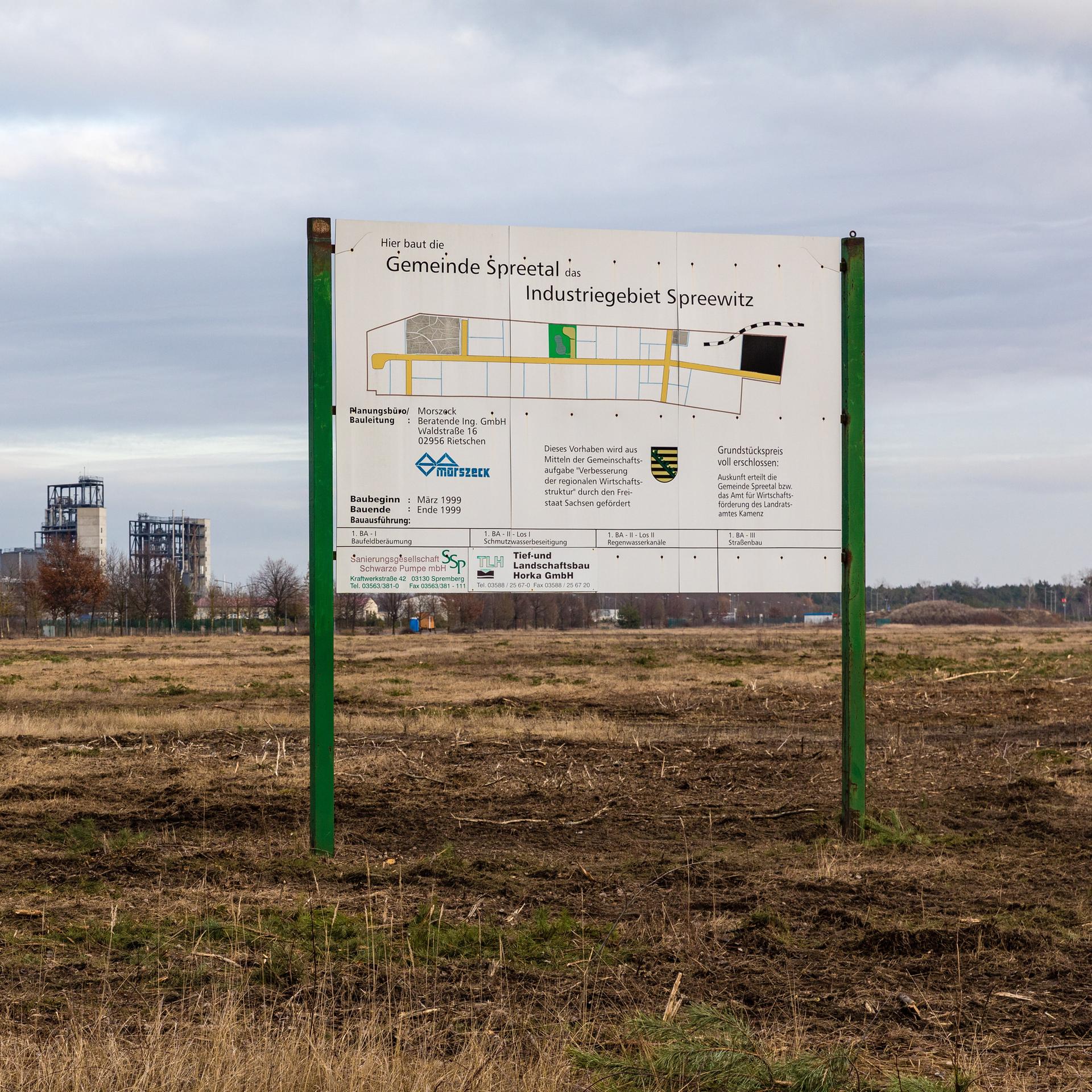 Brandenburg, Spremberg: Ein Informationsschild des Unternehmens Altech Industries Germany GmbH im Industriepark Schwarze Pumpe (ISP) in Spreetal (Bautzen) nahe Spremberg (Spree-Neiße) auf einer 14 Hektar großen Fläche.