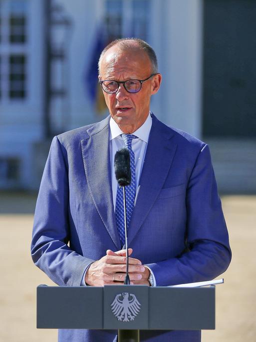 Bundeskanzler Friedrich Merz (CDU) spricht am Rednerpult bei seiner Ankunft im Schloss Neuhardenberg. Bundeskanzler Friedrich Merz (CDU) spricht am Rednerpult bei seiner Ankunft im Schloss Neuhardenberg.