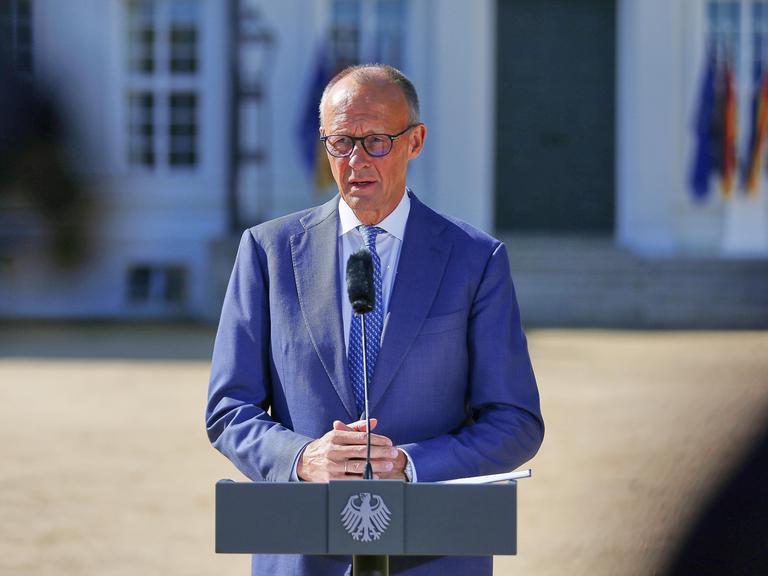 Bundeskanzler Friedrich Merz (CDU) spricht am Rednerpult bei seiner Ankunft im Schloss Neuhardenberg. Bundeskanzler Friedrich Merz (CDU) spricht am Rednerpult bei seiner Ankunft im Schloss Neuhardenberg.