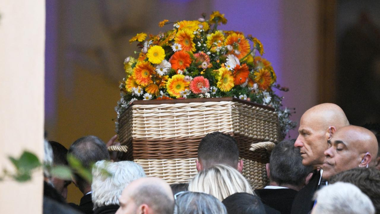 Der Sarg der Schauspielerin Brigitte Bardot wird zur Trauerfeier in die Kirche Notre-Dame de l'Assomption getragen. 