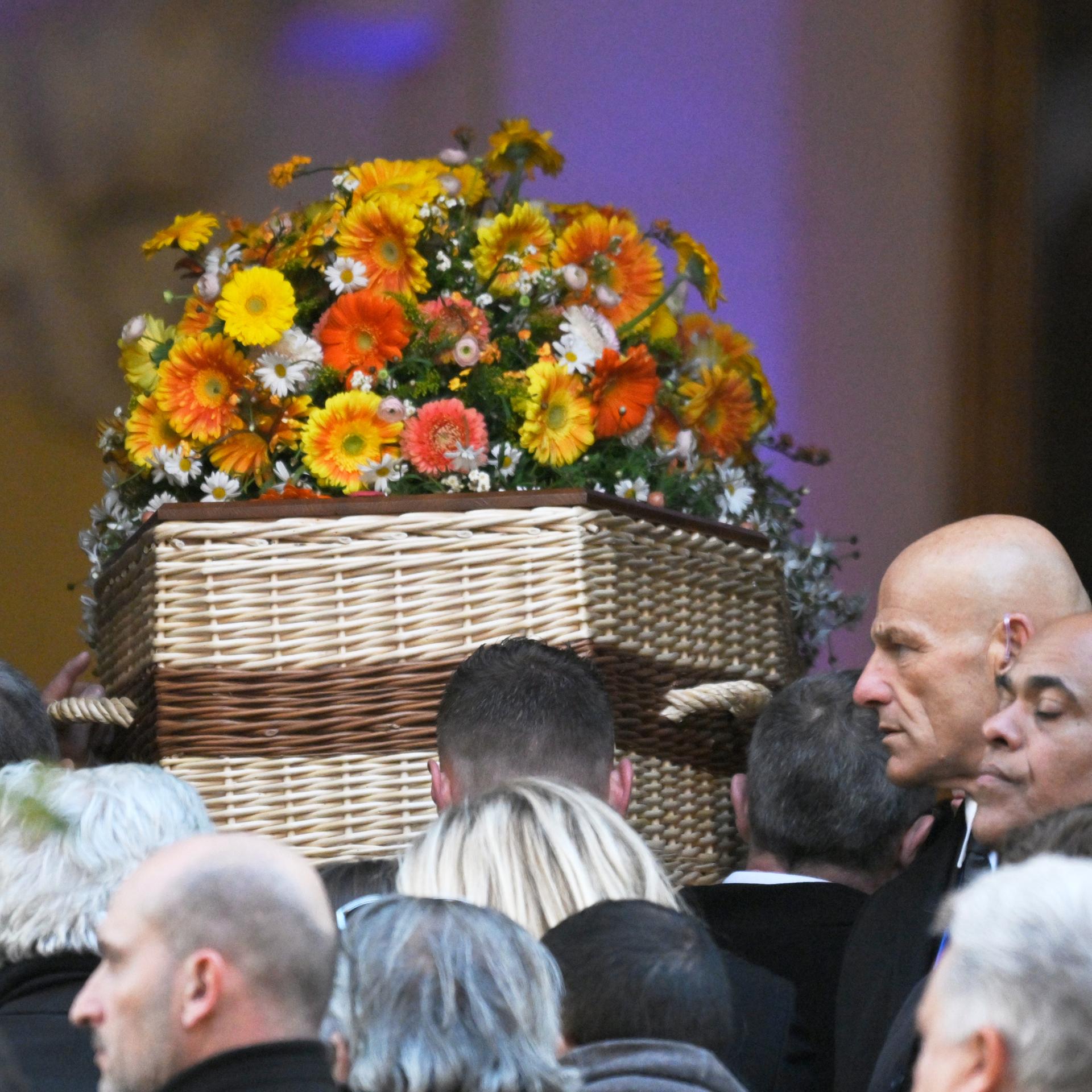 Der Sarg der Schauspielerin Brigitte Bardot wird zur Trauerfeier in die Kirche Notre-Dame de l'Assomption getragen. 