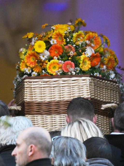 Der Sarg der Schauspielerin Brigitte Bardot wird zur Trauerfeier in die Kirche Notre-Dame de l'Assomption getragen. 