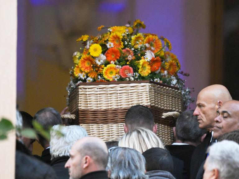 Der Sarg der Schauspielerin Brigitte Bardot wird zur Trauerfeier in die Kirche Notre-Dame de l'Assomption getragen. 