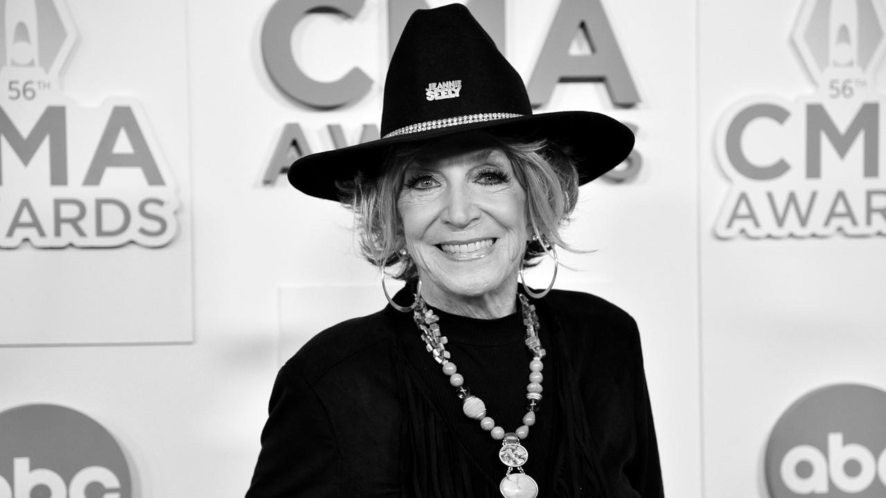 Die US-amerikanische Country-Sängerin und Songschreiberin Jeannie Seely trägt einen Hut und lächelt in die Kamera.
