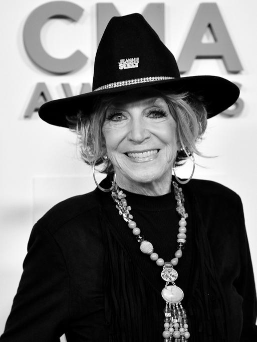 Die US-amerikanische Country-Sängerin und Songschreiberin Jeannie Seely trägt einen Hut und lächelt in die Kamera.
