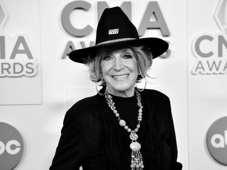 Die US-amerikanische Country-Sängerin und Songschreiberin Jeannie Seely trägt einen Hut und lächelt in die Kamera.