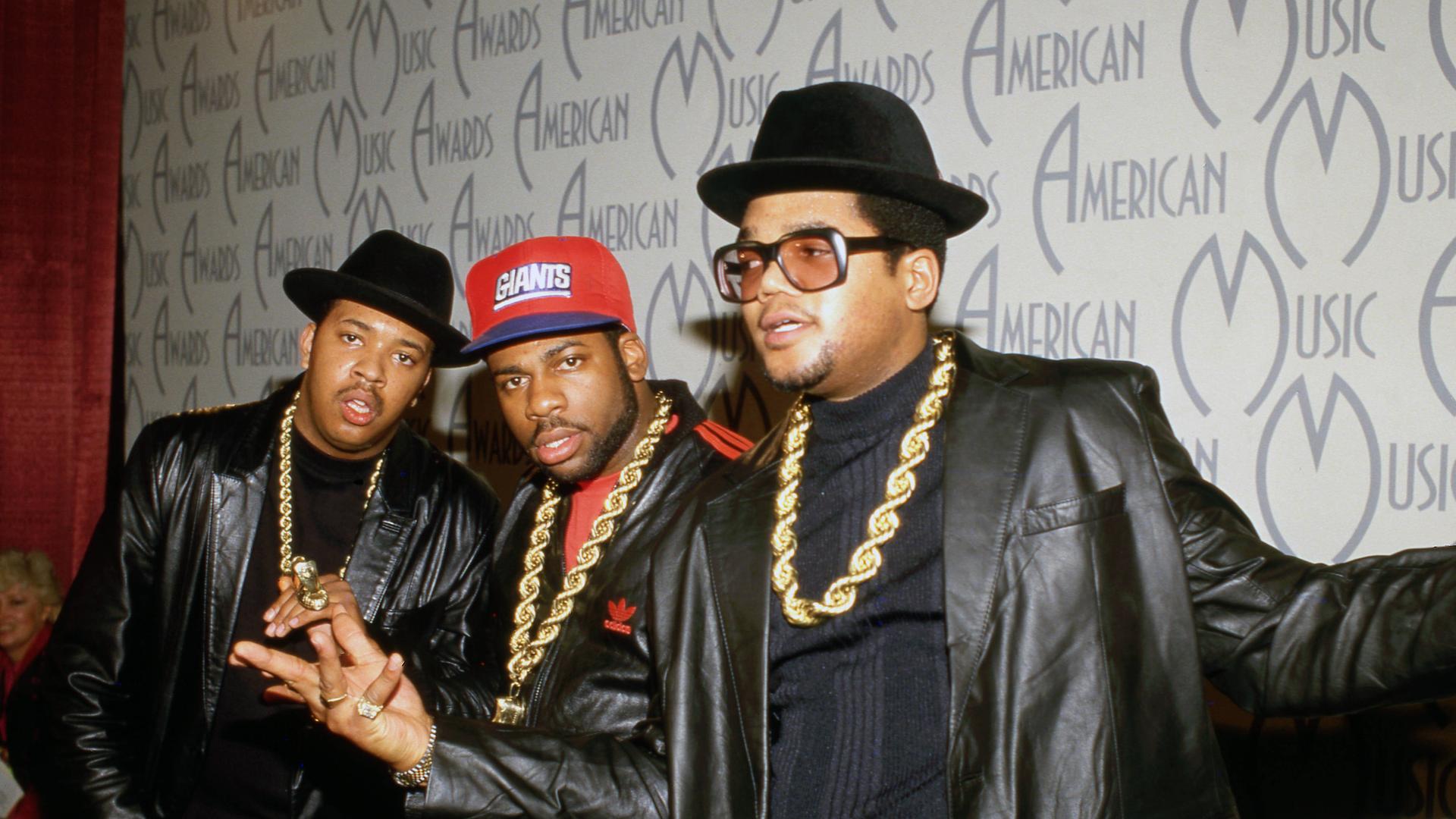 LOS ANGELES - JANUARY 26: Reverend Run, Jam Master Jay and Darryl McDaniels of the hip hop group Run DMC pose for a portrait backstage at the American Music Awards at the Shrine Auditorium on January 26, 1987 in Los Angeles, California Copyright: xRalphxDominguez/MediaPunchx