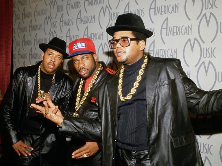 LOS ANGELES - JANUARY 26: Reverend Run, Jam Master Jay and Darryl McDaniels of the hip hop group Run DMC pose for a portrait backstage at the American Music Awards at the Shrine Auditorium on January 26, 1987 in Los Angeles, California Copyright: xRalphxDominguez/MediaPunchx