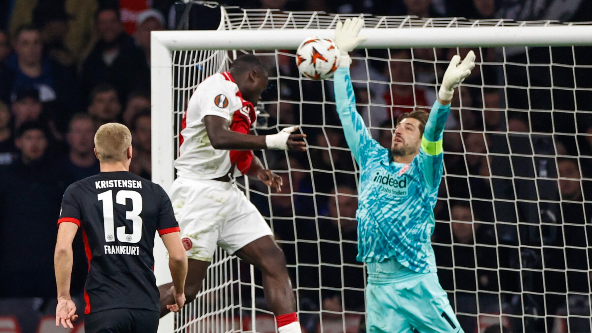 Brian Brobbey von Ajax Amsterdam erzielt das Führungstor gegen Eintracht Frankfurt. Szene aus dem Europa-League-Spiel in Amsterdam am 06.03.2025.